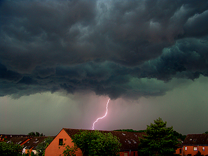 Blitzeinschlag bei Tageslicht in Monheim am Rhein am 25.6.2006